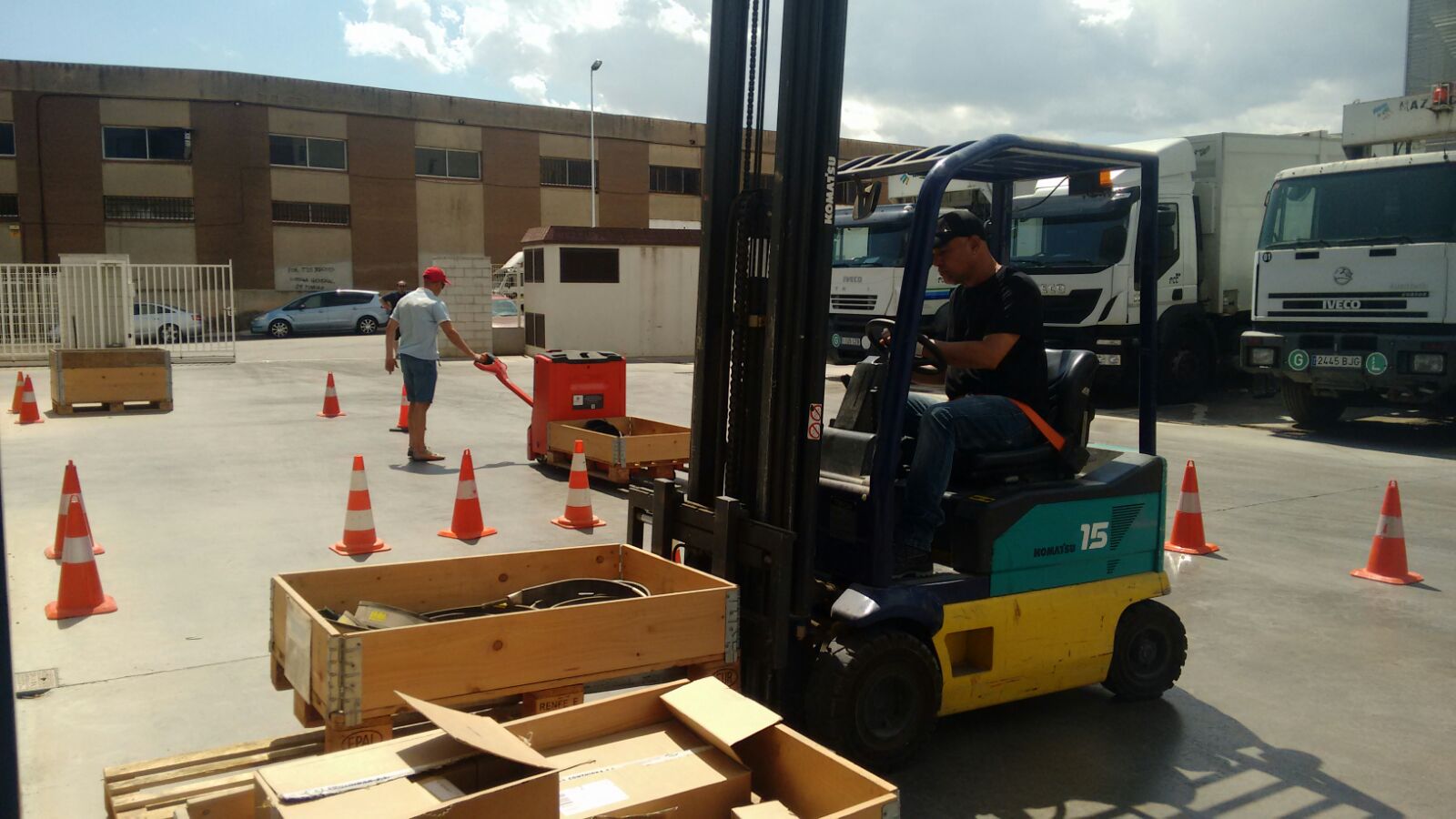 Prácticas en exterior con Transpaleta Eléctrica y Carretilla Frontal