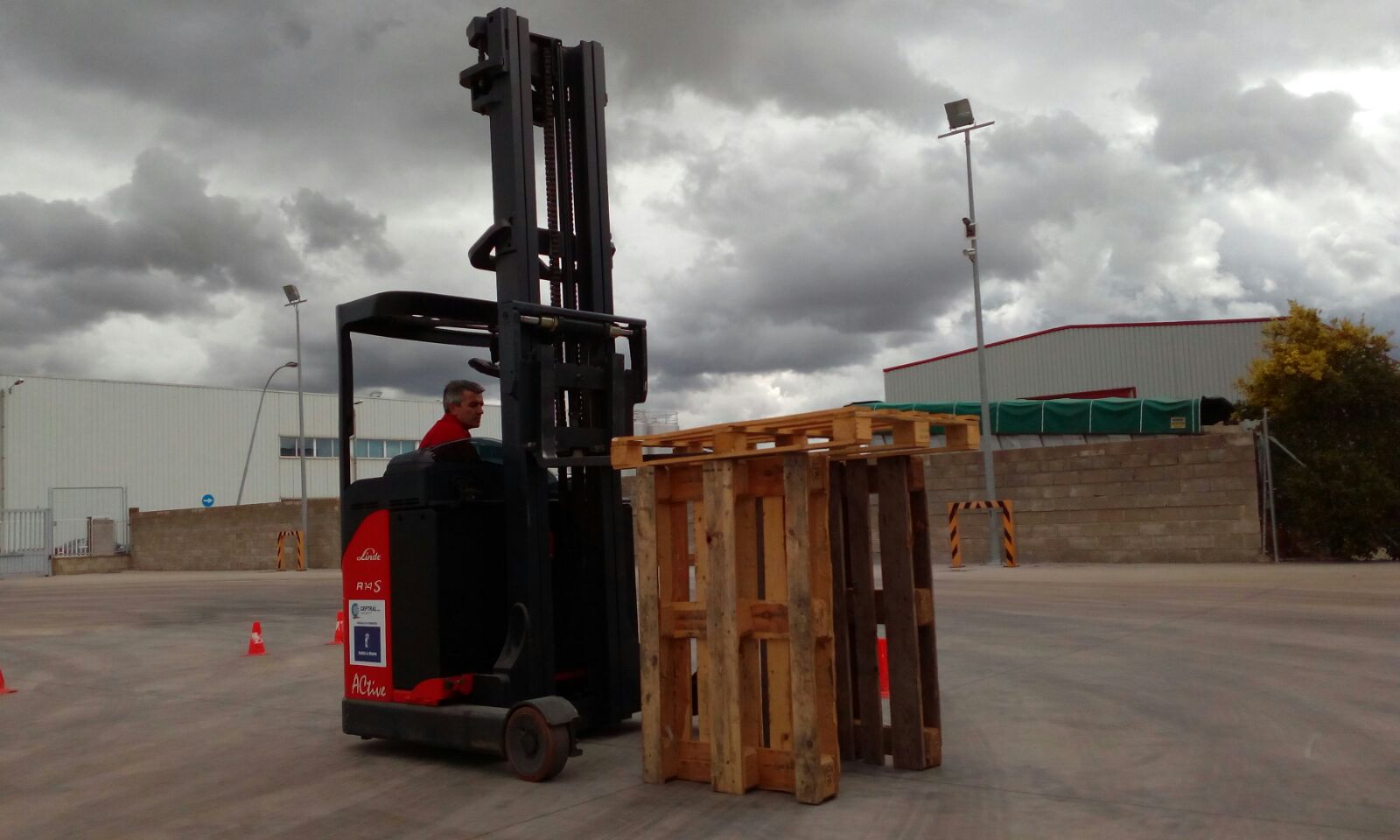 Construyendo la segunda casa de los cerditos con carretilla retráctil