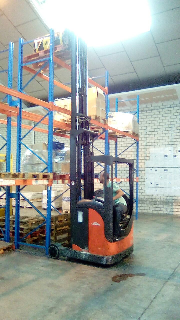 Estiba en estantería a tercera altura con Carretilla Retráctil