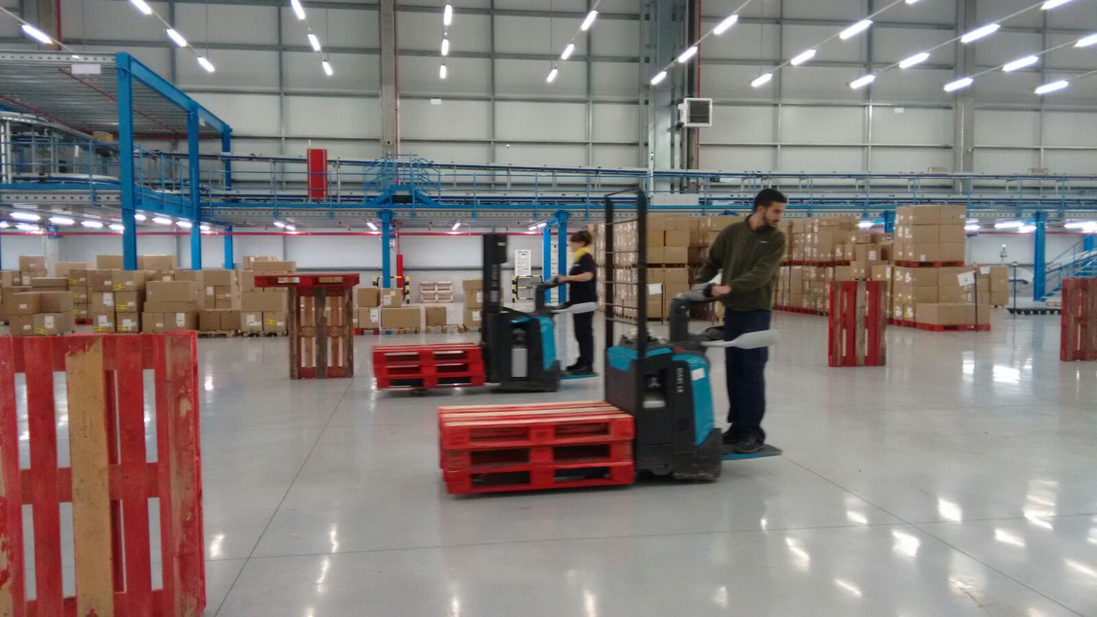 Prácticas de circulación con Transpaleta Eléctrica y apilador en Stradivarius