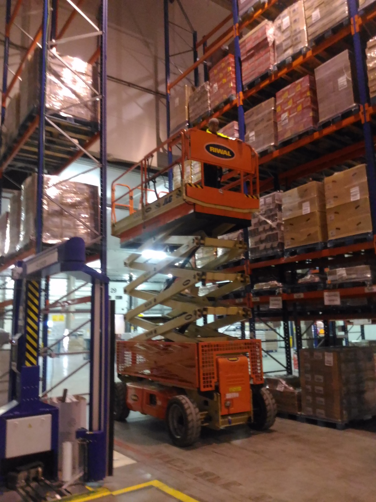Posicionamiento en el punto de trabajo con PEMP tijera para DHL
