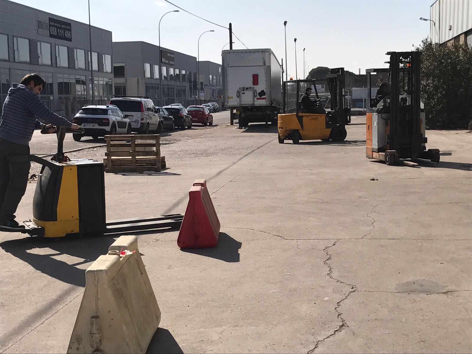 Prácticas de conducción de transpaleta eléctrica en exterior