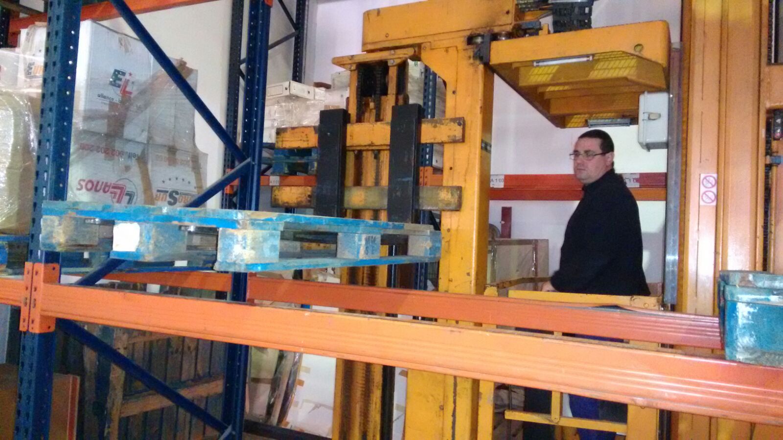 Carretilla Combi-Trilateral trabajando en pasillos de 1650 mm