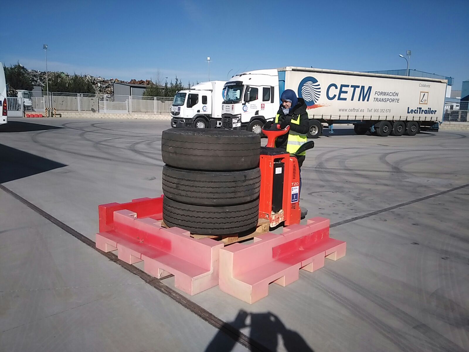 Práctica con Transpaleta eléctrica del curso en CEFTRAL