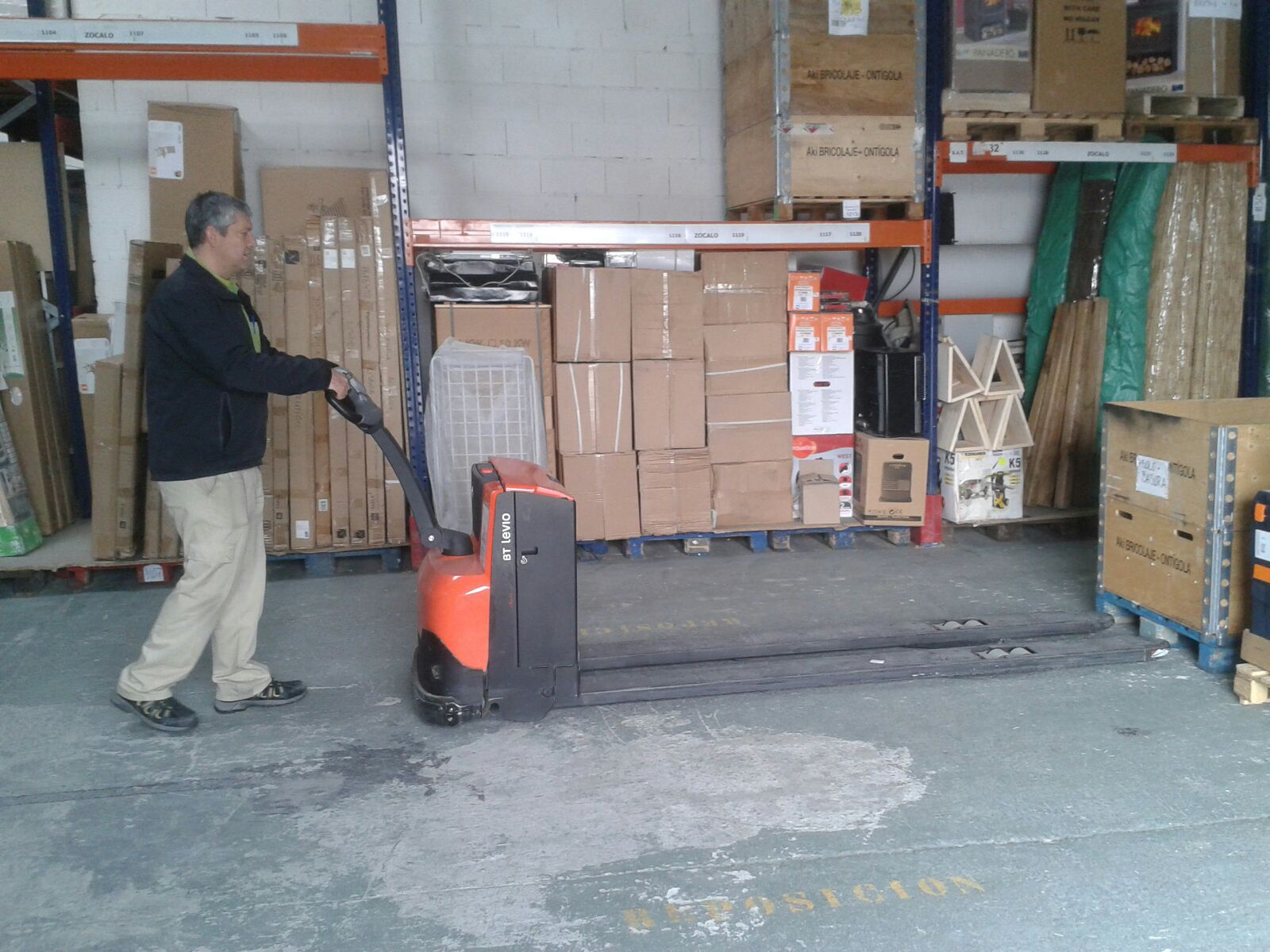 Práctica con Transpaleta Eléctrica con horquillas sobredimensionadas