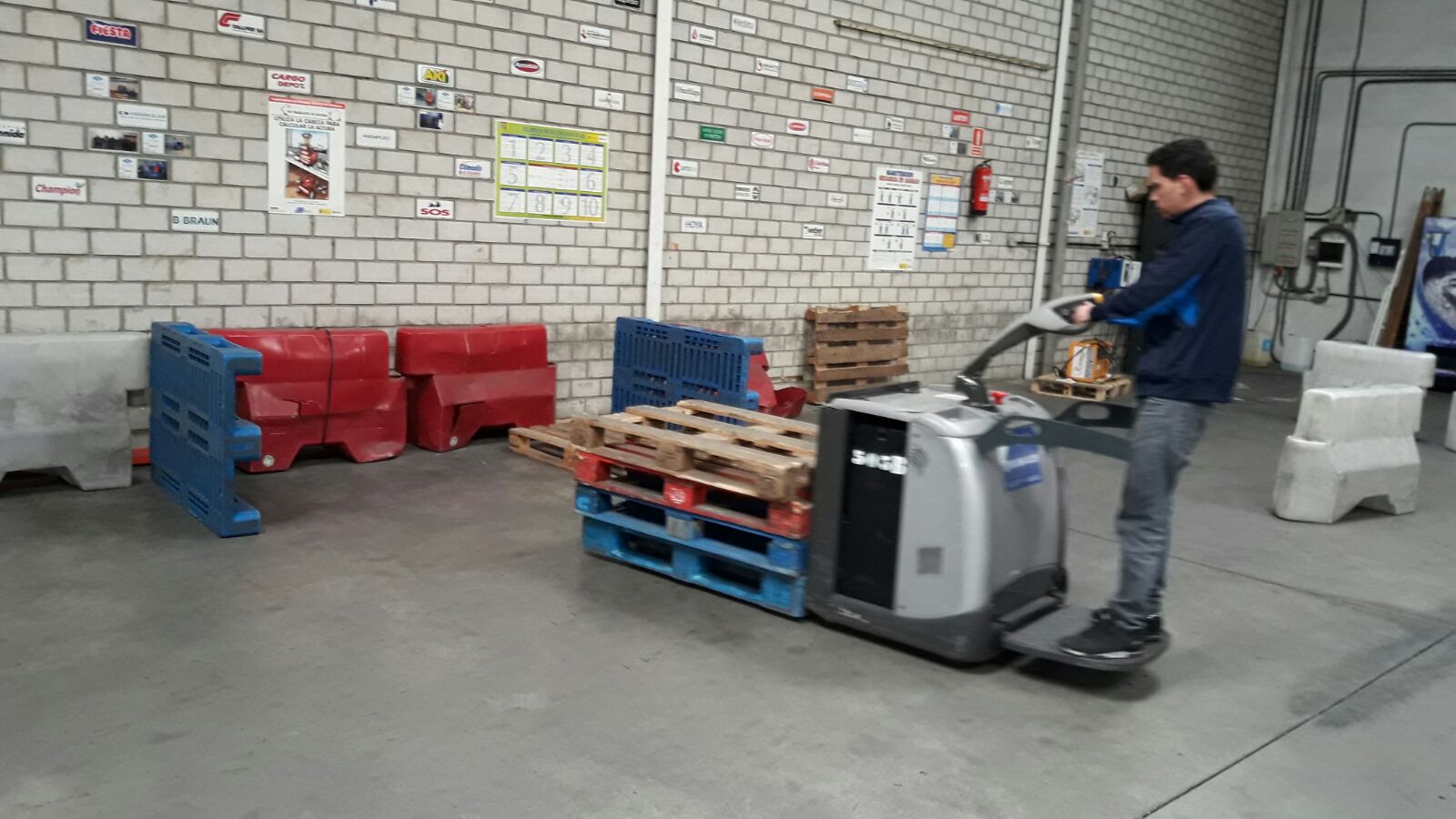 Prácticas con transpaleta eléctrica de conductor montado