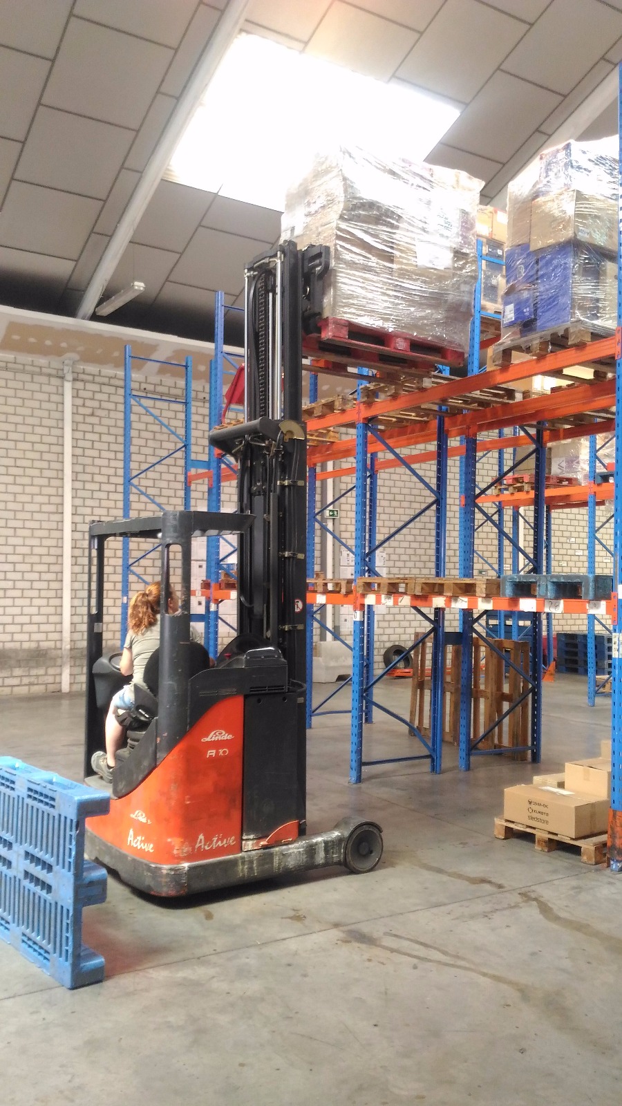 Ejercicio de estiba en estantería con carretilla retráctil en Getafe