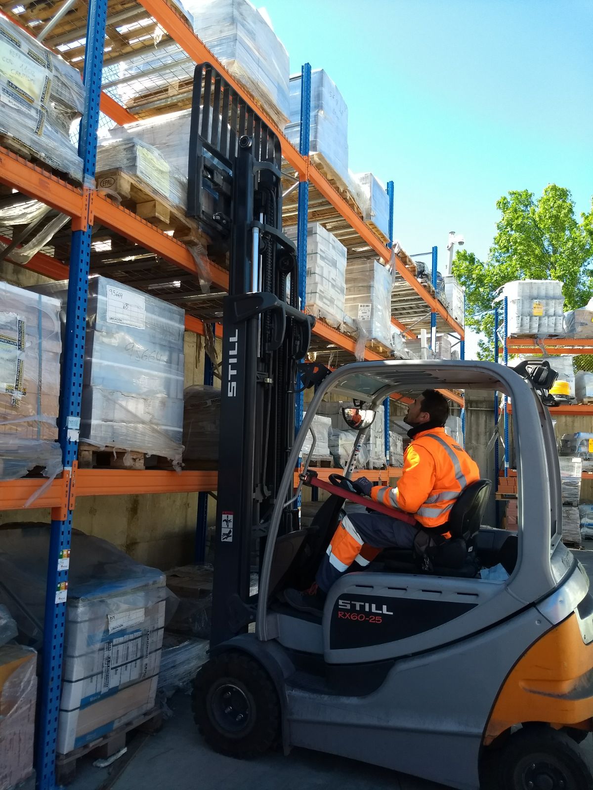 Estiba de carga en estantería para La Plataforma de la Construcción