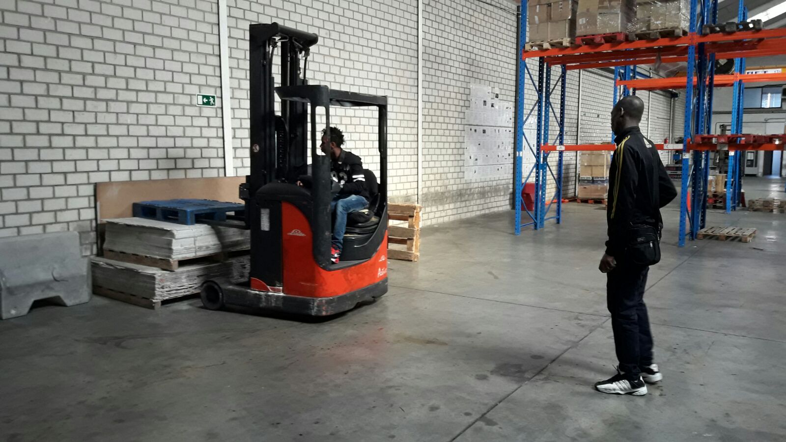 Levantando cargas con carretilla retráctil