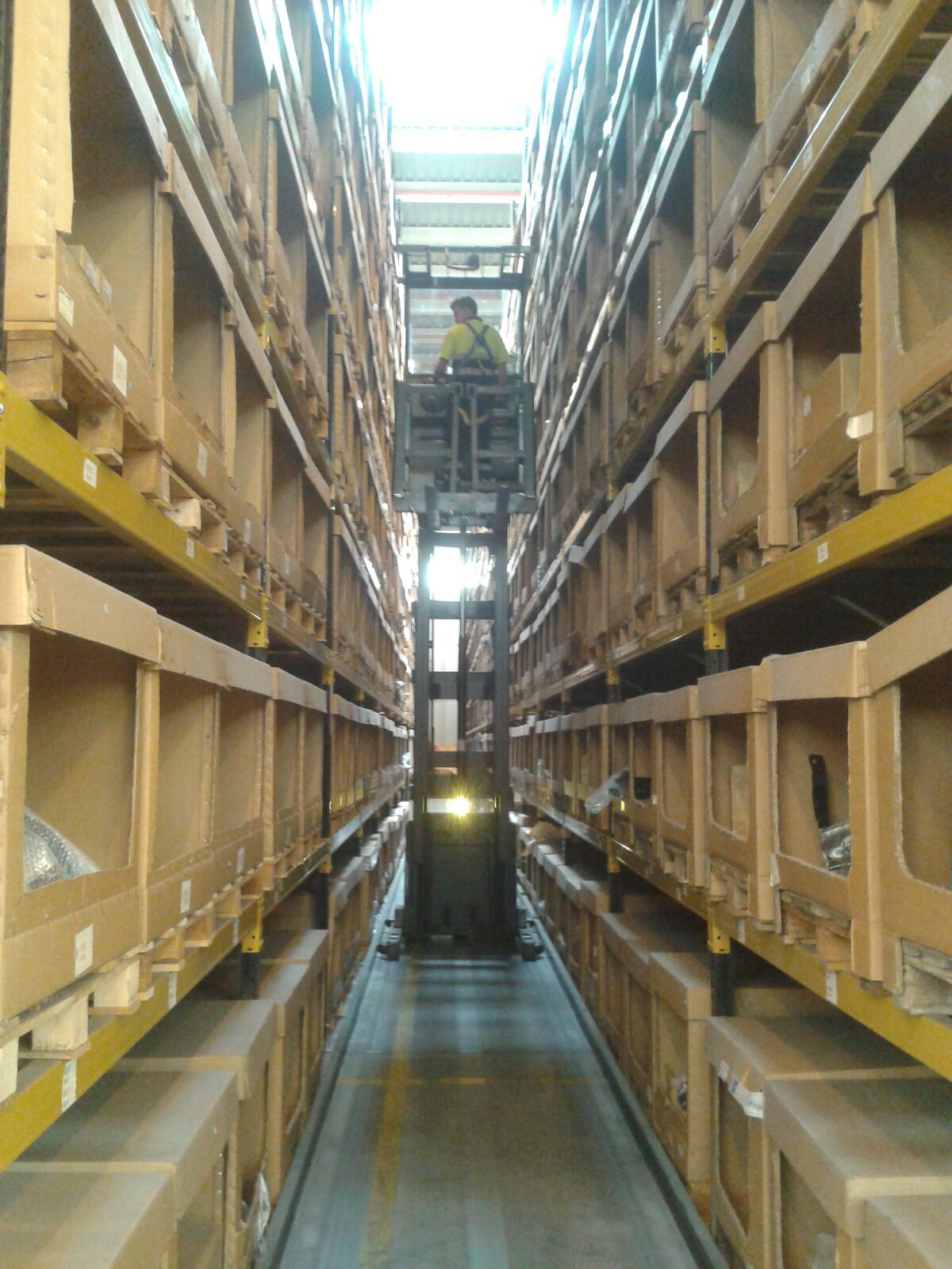 Picking con Recogepedidos de nivel alto en RECAMBIA SERVICIOS LOGISTICOS