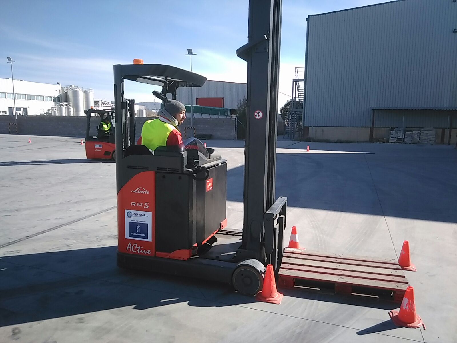 Practicando con la carretilla Retráctil en el curso en CEFTRAL