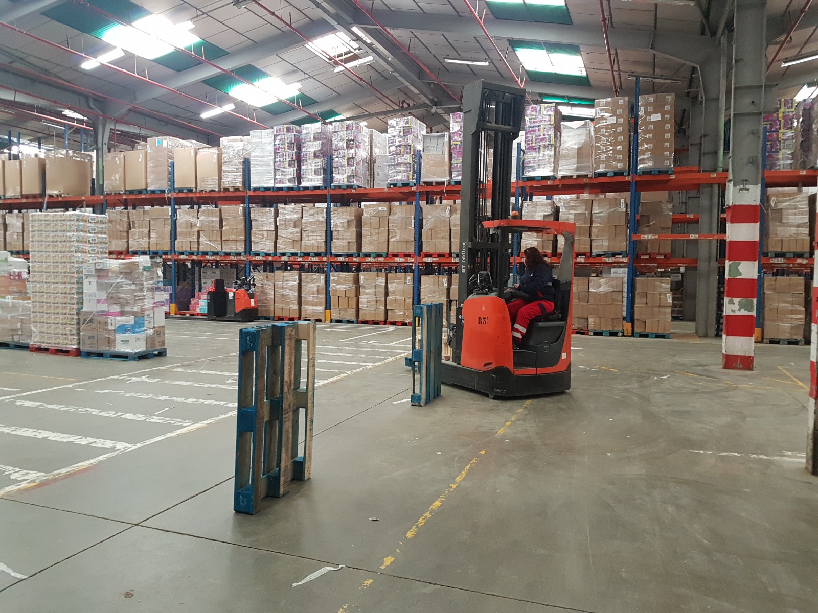 Ejercicio de circulación con obstáculos con carretilla retráctil para ID LOGISTICS