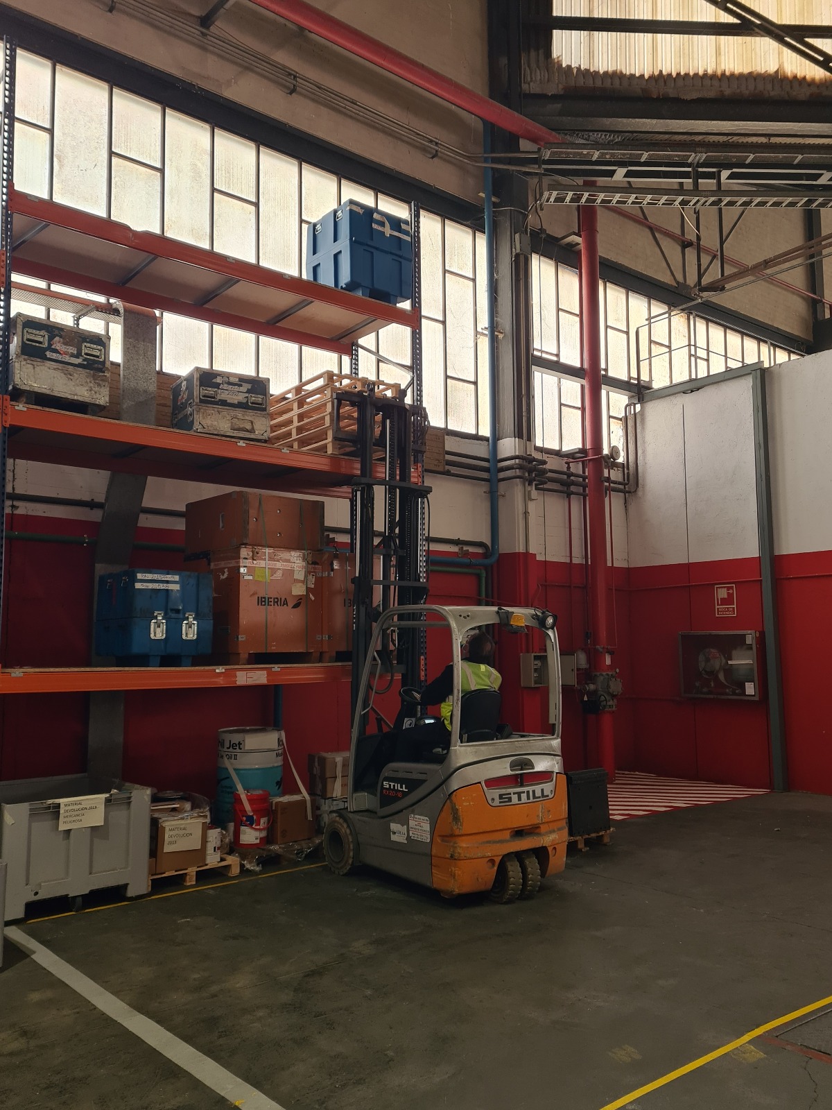 Ejercicio de estiba en estantería en La Muñoza