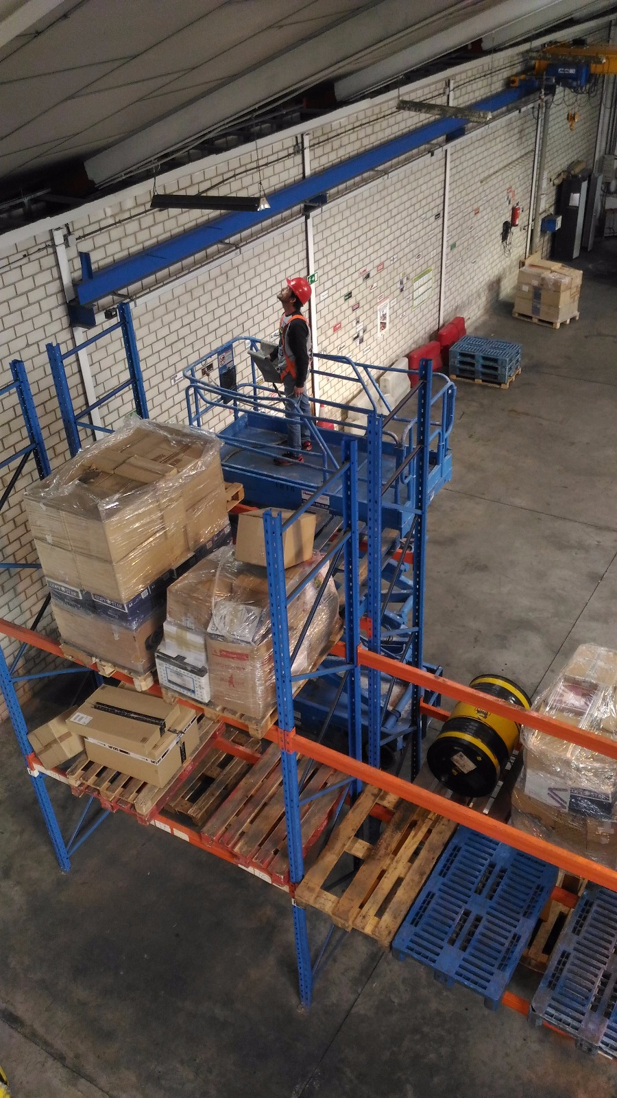 Ejercicio de posicionamiento al punto de trabajo con PEMP de elevación vertical de tijera tipo 3A