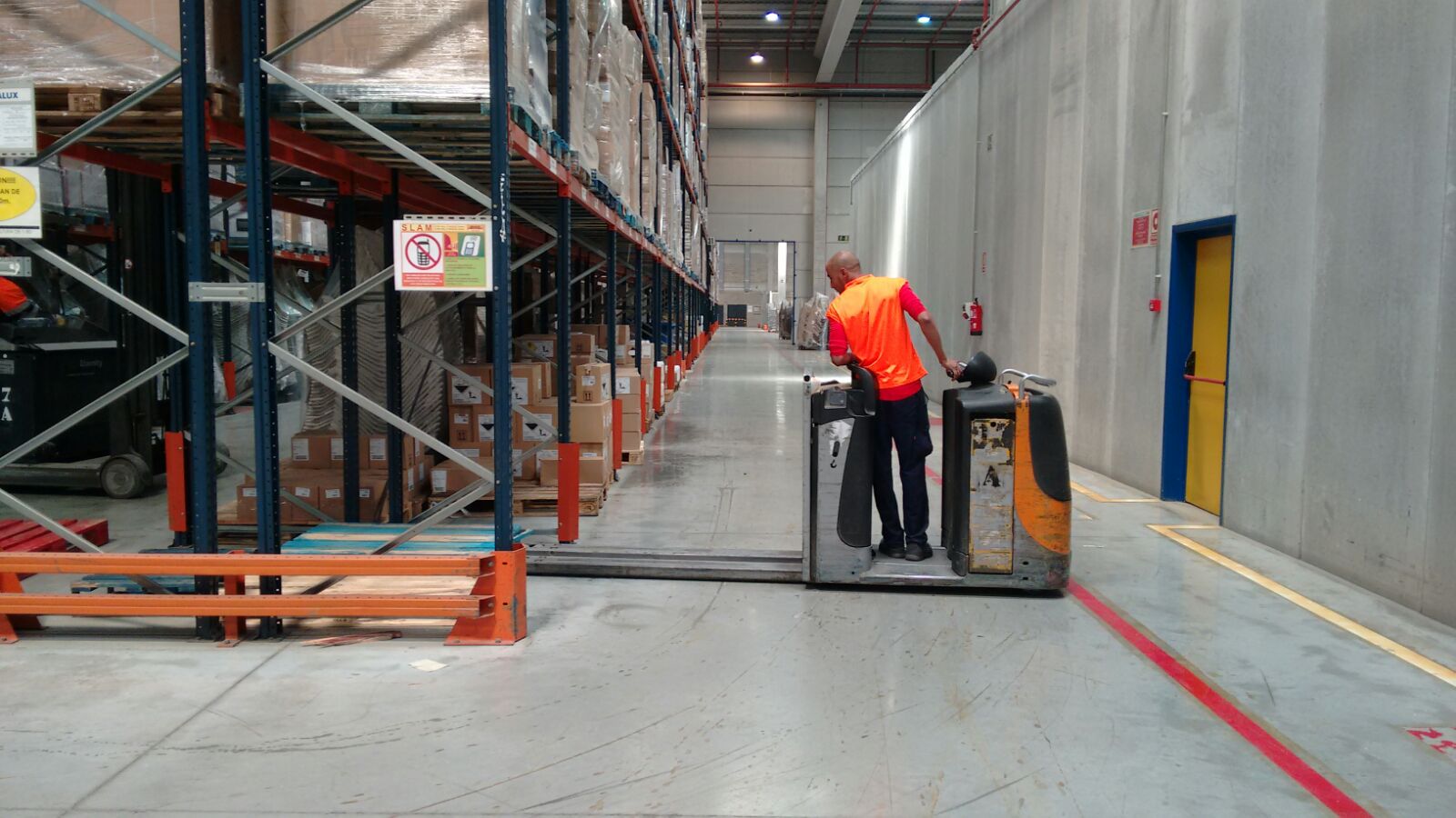 Prácticas con recogepedidos de nivel bajo en DHL El Prat