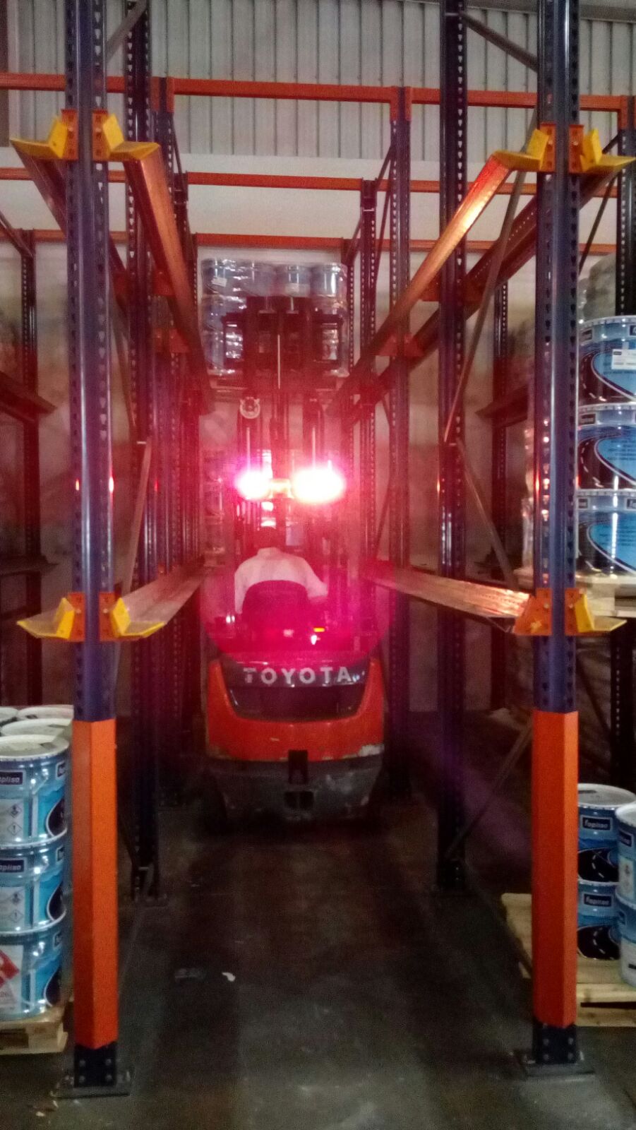 Colocación de carga en estanterías Drive in con carretilla frontal