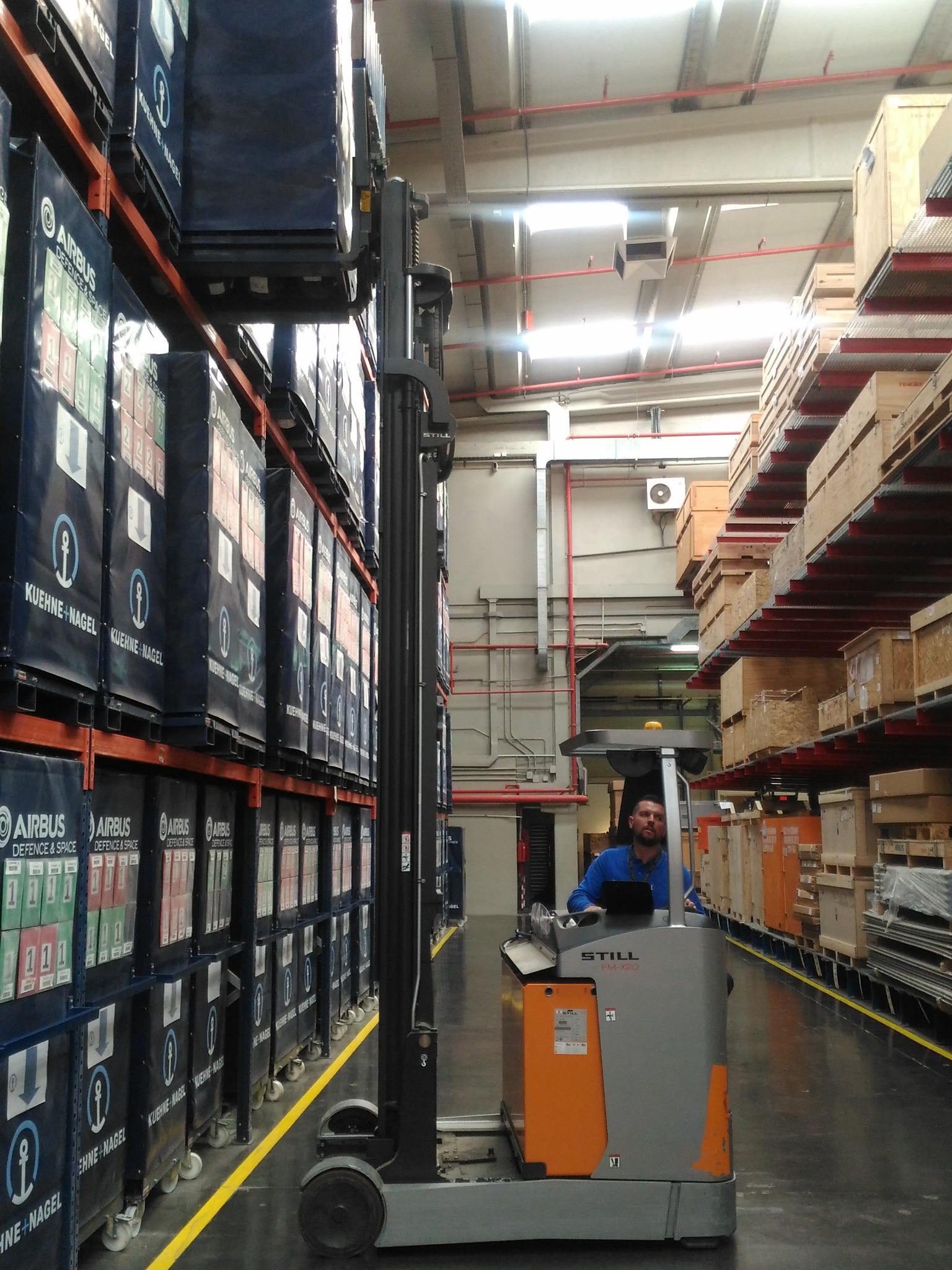 Ejercicio de estiba en estantería con Carretilla Retráctil para KUEHNE NAGEL